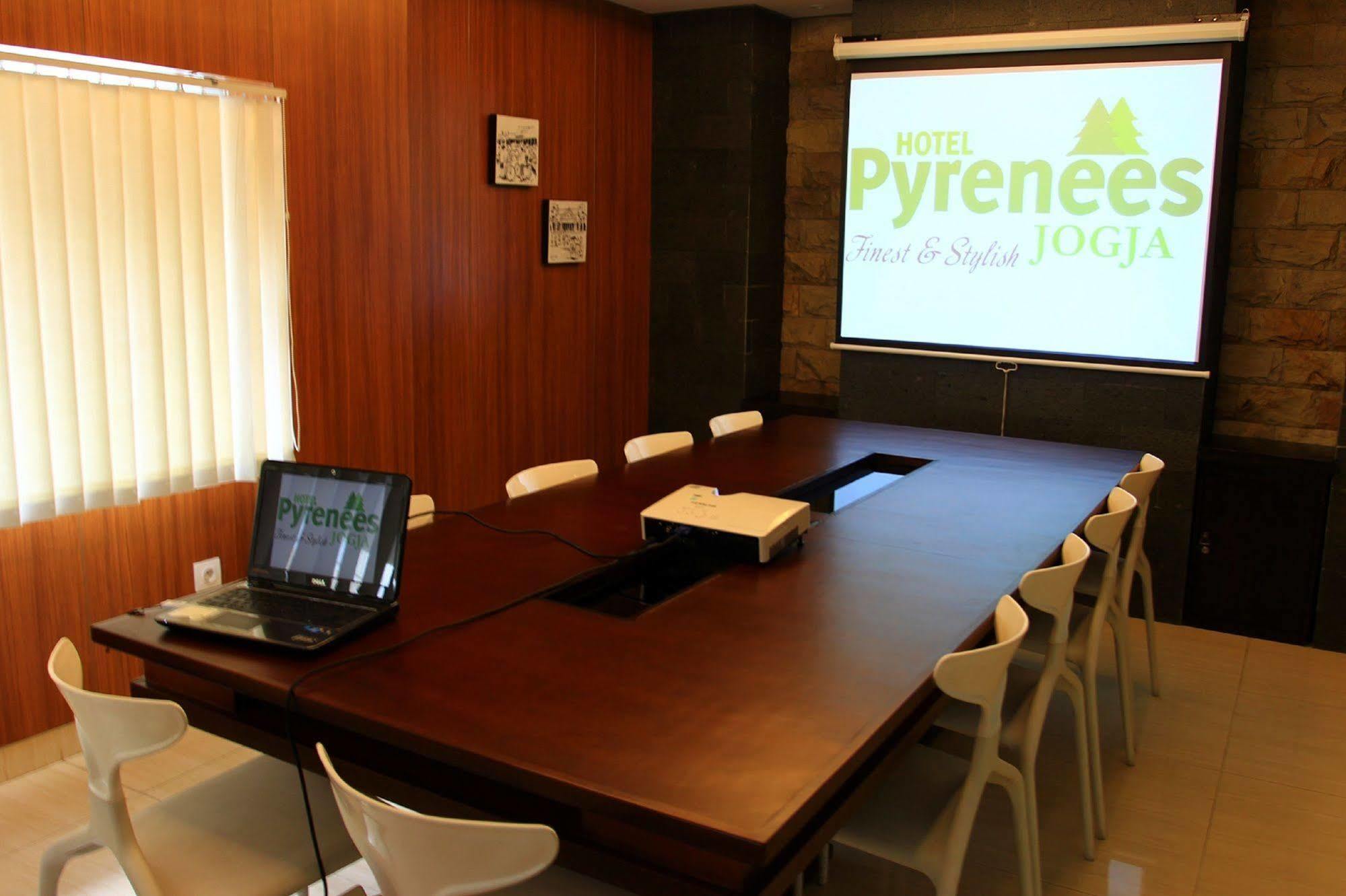 Pyrenees Jogja Hotel Yogyakarta Bagian luar foto